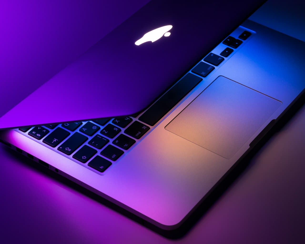 Complete Guide to MacBook Screen Types: LCD vs Mini-LED vs Retina Explained